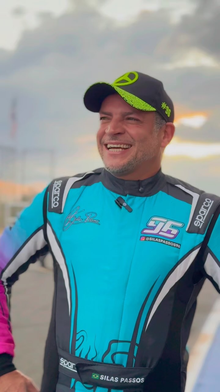 Silas Passos sorrindo no paddock com macacão Sparco