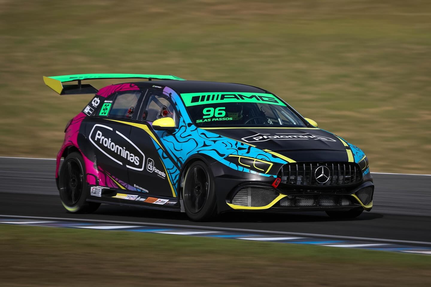 Mercedes-AMG #96 de Silas Passos em pista