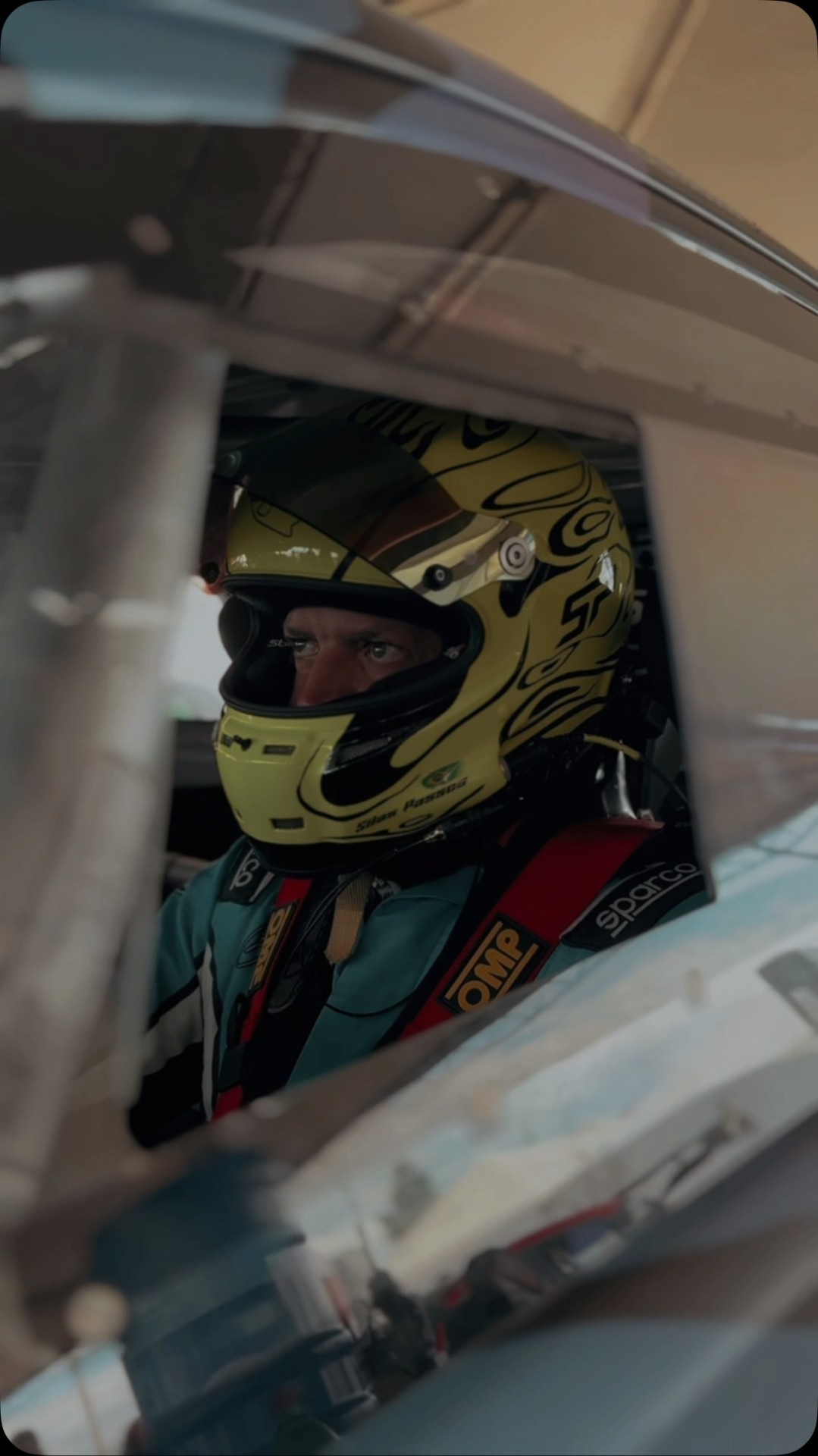 Silas Passos no cockpit com capacete amarelo